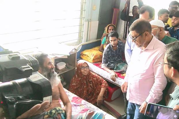 সাতক্ষীরায় স্বাস্থ্যমন্ত্রীর হাসপাতাল পরিদর্শন, দুই চিকিৎসক ও এক নৈশপ্রহরী বরখাস্ত