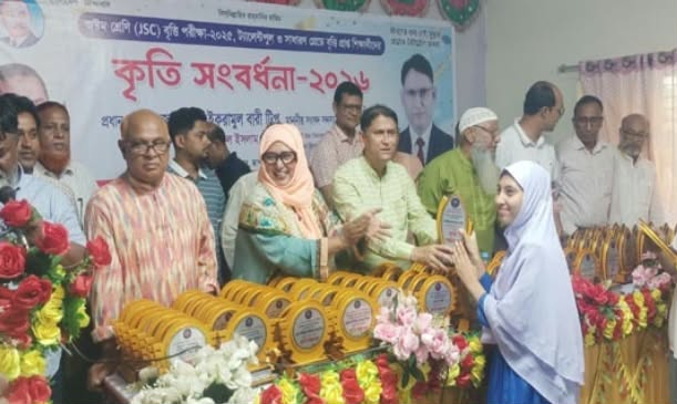 নওগাঁয় অষ্টম শ্রেণীতে বৃত্তিপ্রাপ্ত কৃতি শিক্ষার্থীদের সংবর্ধনা