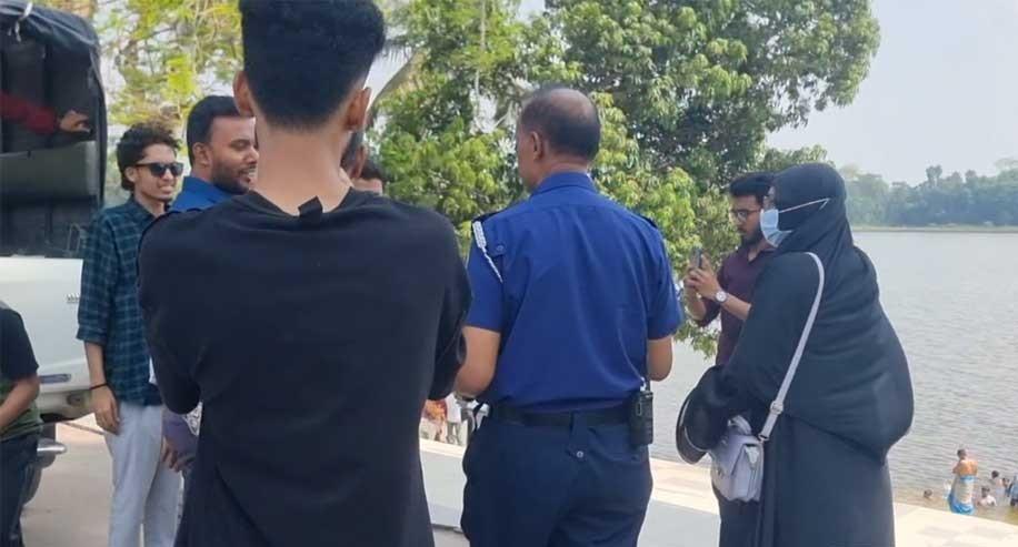 খানজাহান মাজারে কুকুরকে কুমিরে টেনে নেওয়ার ভিডিও, ঘটনা জানতে কমিটি