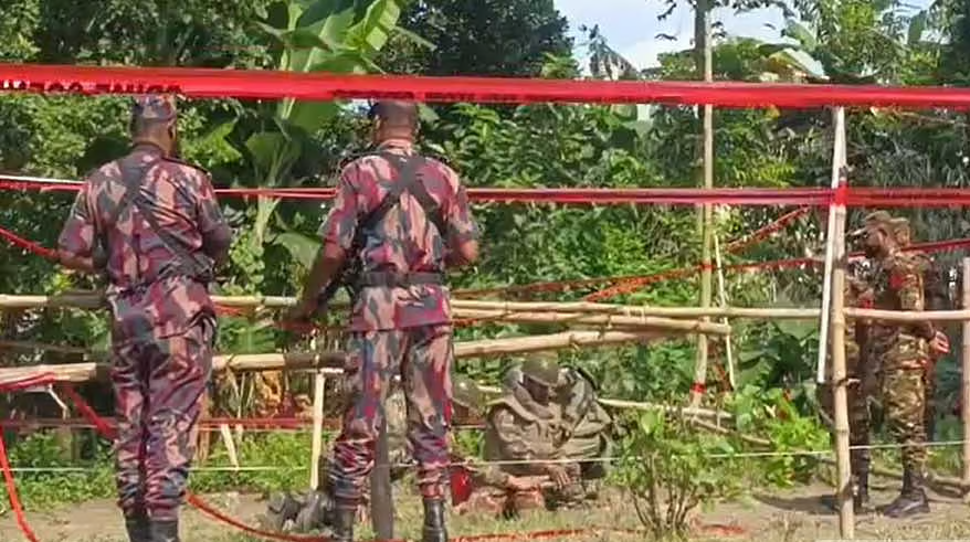 মেহেরপুরের গ্রামে মিলল ৯৬ স্থলমাইন, নিষ্ক্রিয় করল সেনাবাহিনী