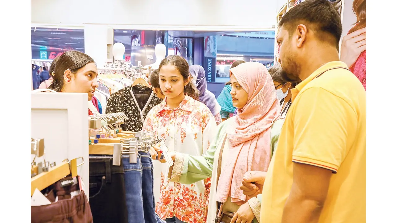 শেষ মুহূর্তের ঈদ কেনাকাটার ভিড় অভিজাত শপিংমলে