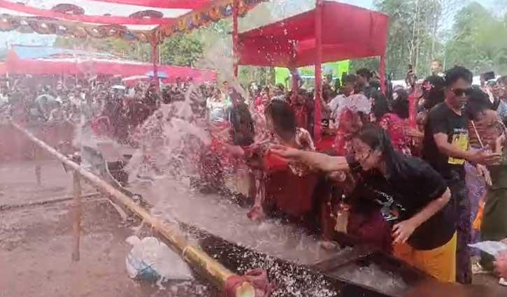 মারমা তরুণ-তরুণীদের মৈত্রী জলবর্ষণে সাংগ্রাই উৎসব উদযাপন
