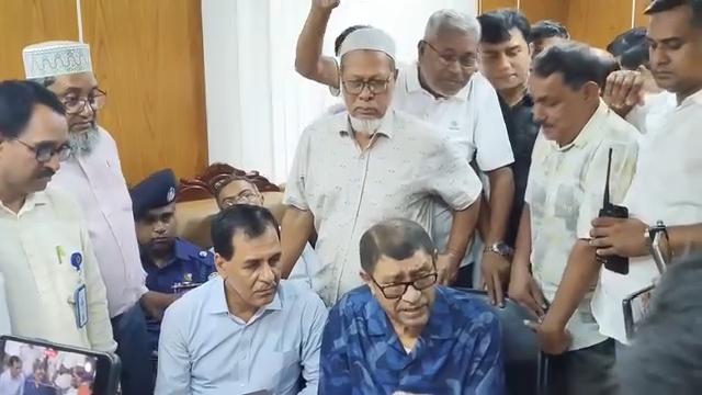 নওগাঁয় স্বাস্থ্যমন্ত্রীর আকস্মিক সফর: ডাক্তারদের ডিউটি শিট ও উপস্থিতি খতিয়ে দেখেন