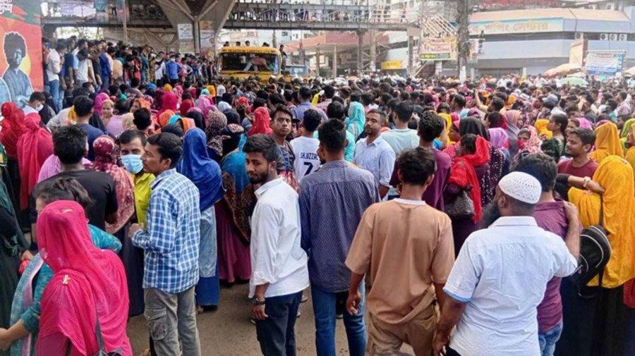 বেতন দেওয়ার দিন কারখানায় তালা দিয়ে পালালেন মালিক, শ্রমিকদের বিক্ষোভ