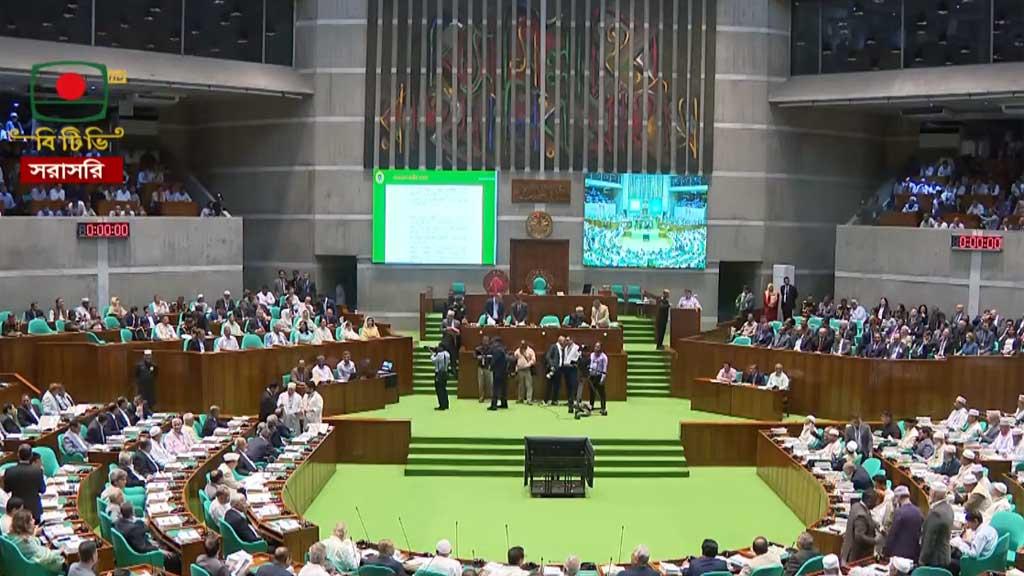 চট্টগ্রামে সংঘর্ষ: ‘পা কেটে নেওয়ার’ অভিযোগ, এখনই দায় চাপাতে চান না স্বরাষ্ট্রমন্ত্রী