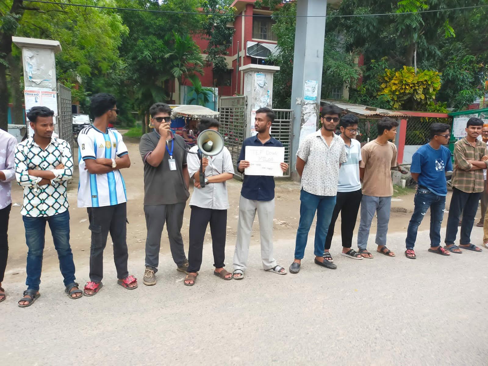 নওগাঁয় শিক্ষামন্ত্রীর পদত্যাগ দাবিতে শিক্ষার্থীদের বিক্ষোভ