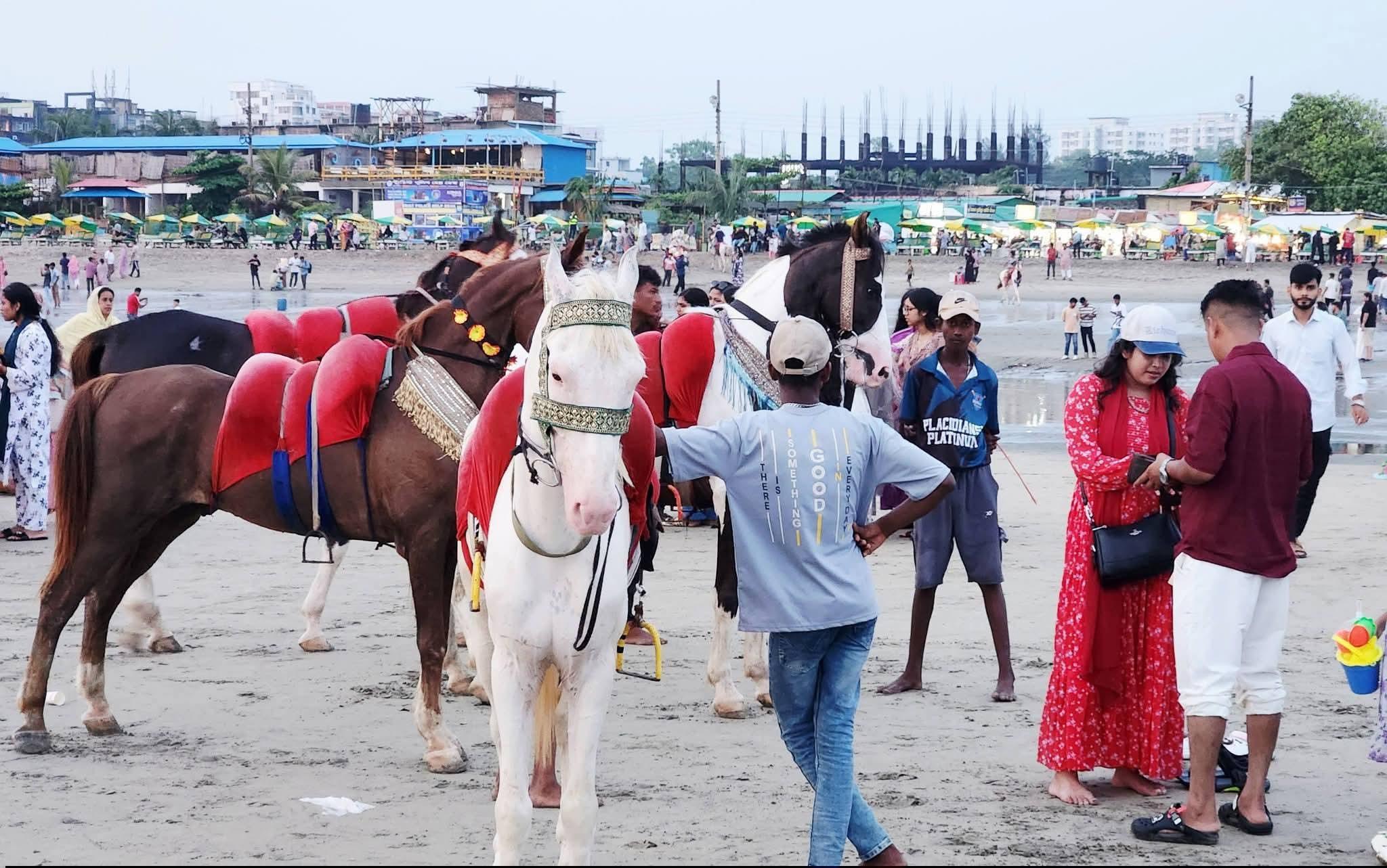 বৃষ্টি কমতেই হাসল সূর্য: পর্যটকদের পদচারণায় ফের প্রাণ ফিরছে সমুদ্র সৈকতে