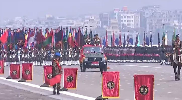 বর্ণাঢ্য কুচকাওয়াজে স্বাধীনতার উদ্‌যাপন