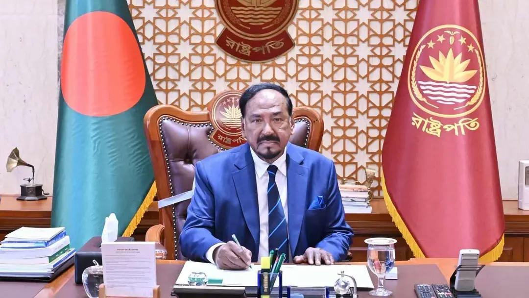 প্রথমবারের মতো বঙ্গভবনে অফিস করলেন ভারপ্রাপ্ত রাষ্ট্রপতি হাফিজ উদ্দিন আহমদ