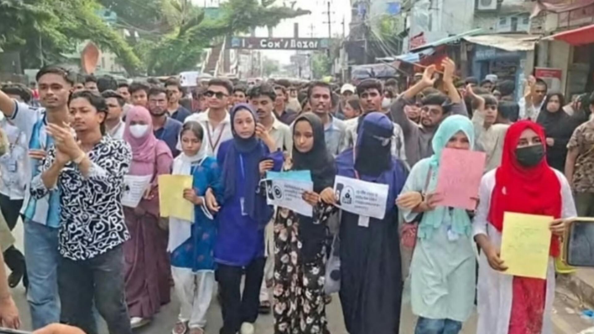 শিক্ষামন্ত্রীর পদত্যাগের দাবিতে কক্সবাজারে শিক্ষার্থীদের বিক্ষোভ