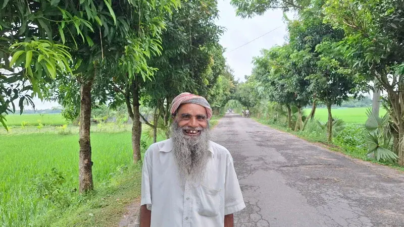 নিজের জমি নেই, তবু ২০ বছরে ৩০ হাজার গাছ লাগিয়েছেন বাদশা মিয়া