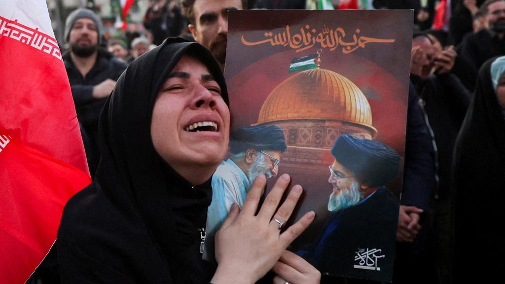 খামেনির মৃত্যুতে ইরানে মিশ্র প্রতিক্রিয়া