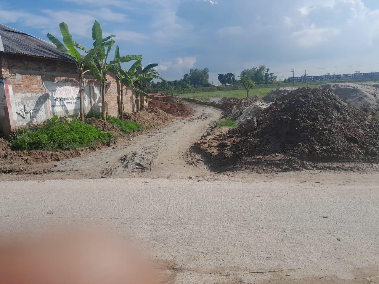 বদলগাছীতে ব্যক্তি মালিকানা জমির উপর পাকা সড়ক নির্মানের  অভিযোগ