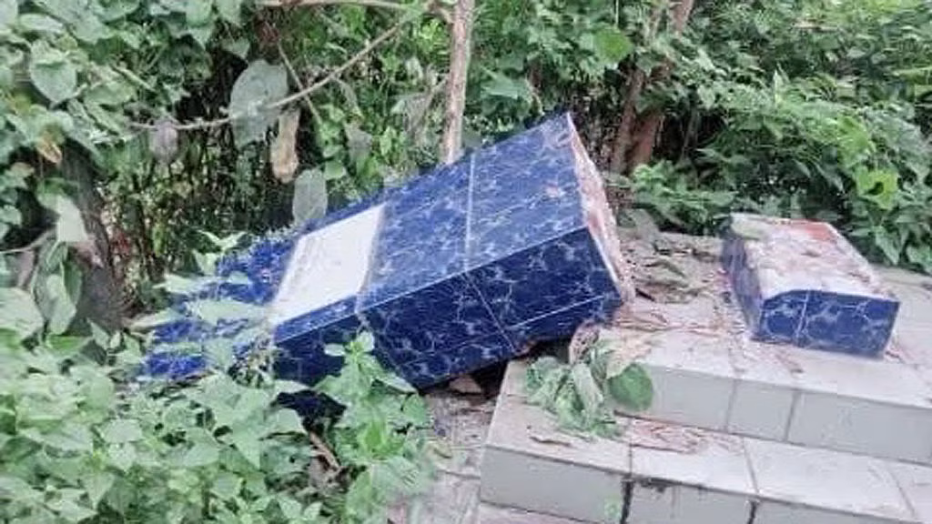 খাগড়াছড়িতে ভরদ্বাজ মুনি চাকমার স্মৃতিস্তম্ভ ভাঙচুর, প্রতিবাদ