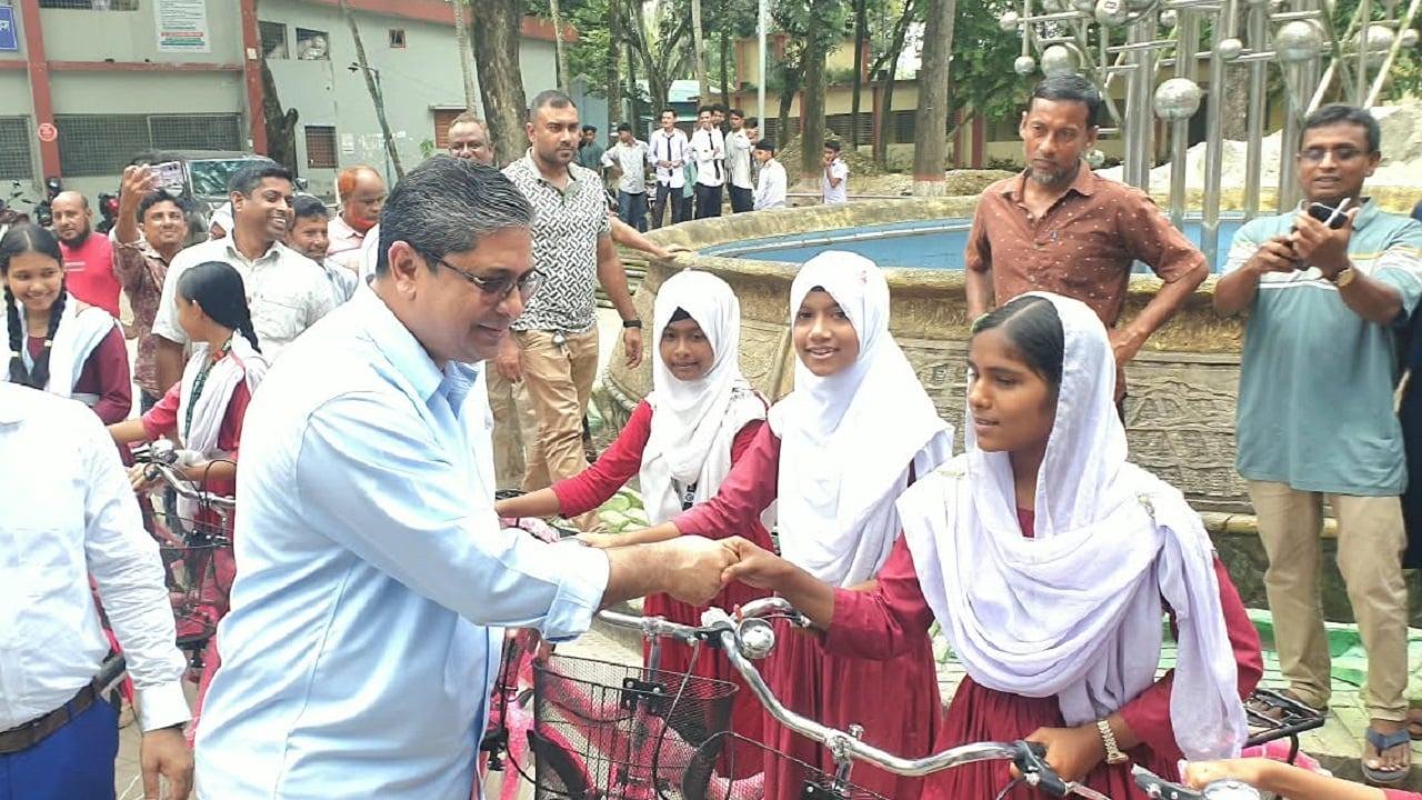 সার নিয়ে আতঙ্ক দূর করতে পরিপত্র, দায়িত্বে থাকা ডিলাররাই সার বিক্রি করবেন: প্রতিমন্ত্রী