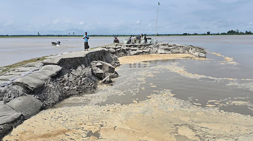 কুড়িগ্রামে তিস্তার ক্রসবাঁধে ৪০ মিটার ভাঙন, আতঙ্কে নদীপাড়ের ২০ হাজার মানুষ