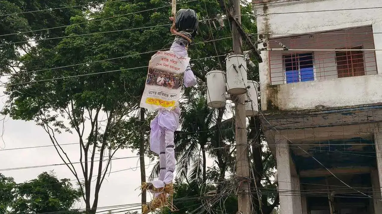 তারে ঝুলছিল এনসিপির নেতাদের কুশপুতুল