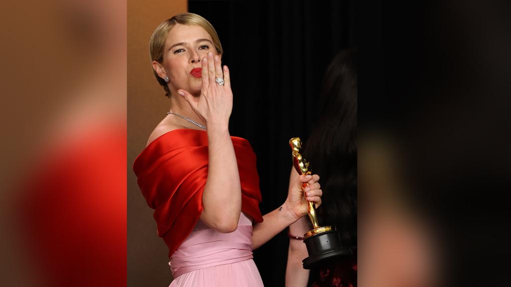 মায়েদের উদ্দেশে অস্কার উৎসর্গ জেসি বাকলির প্রথম কোনো আইরিশ অভিনেত্রী হিসেবে অস্কার জয় করেছেন বাকলি।