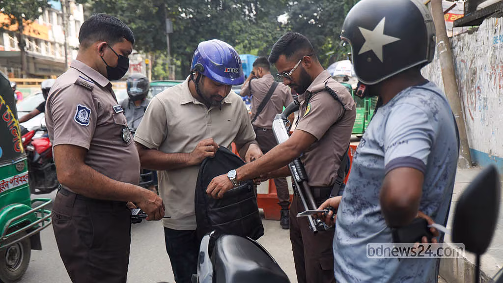 ঢাকায় আইনশৃঙ্খলা বাহিনীর কড়া নজরদারি, তল্লাশি, ডিএমপির ২০০ চেকপোস্ট