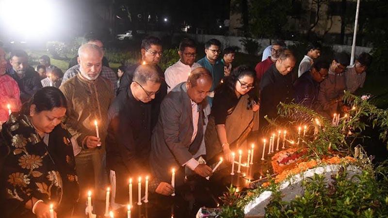 গণহত্যা দিবসে ঢাবিতে মোমবাতি প্রজ্বালন ও শ্রদ্ধা নিবেদন