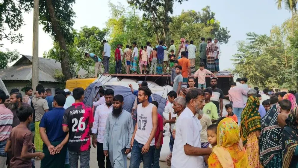 অটোরিকশার ওপর উঠে গেল ট্রাক, মা-দুই সন্তানসহ নিহত ৫