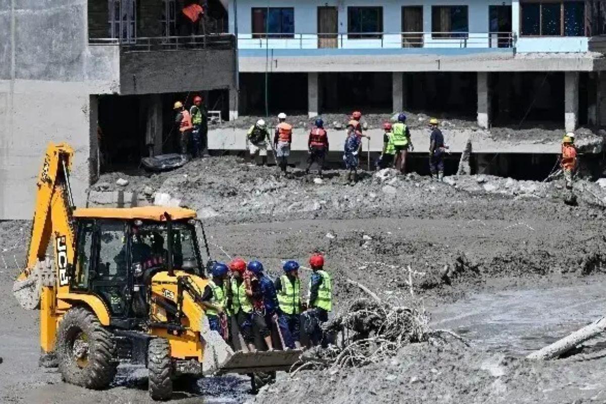 নেপাল-তিব্বতে ফের উদ্ধার অভিযান, জীবিত উদ্ধারের আশায় স্বজনেরা