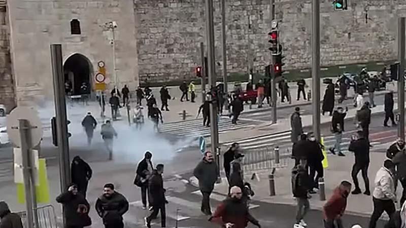 আল-আকসায় ঈদের নামাজে আসা মুসল্লিদের ওপর ইসরায়েলের হামলা