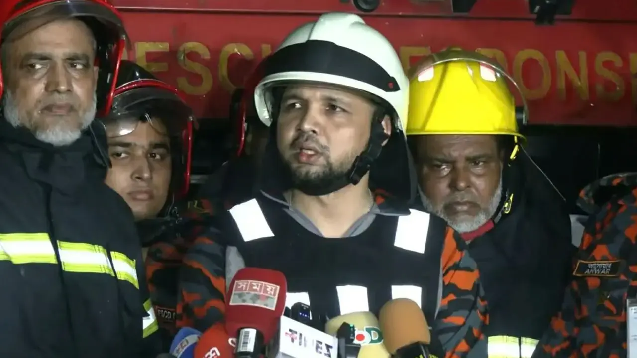 সাত ঘণ্টা পরও পুরোপুরি নিয়ন্ত্রণে আসেনি চকবাজারের আগুন