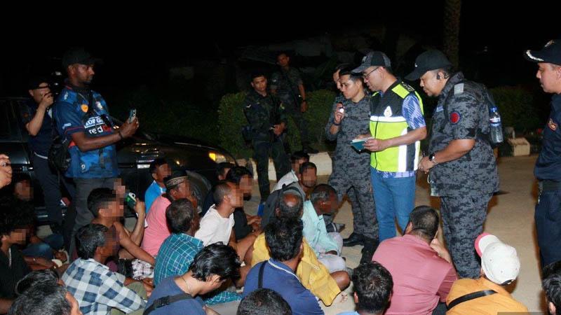মালয়েশিয়ার তিনটি অবৈধ বসতিতে সাঁড়াশি অভিযান, বাংলাদেশি তরুণীসহ ২১৪ জন আটক