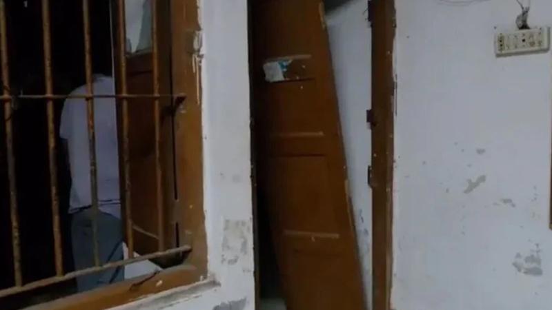 থানার দরজা ভেঙে পালিয়ে যাওয়ার অভিযোগ ১৭ কিশোরের, যা বলছে পুলিশ