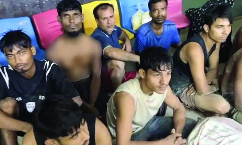 সাগরপথে মালয়েশিয়া পাচারের চেষ্টা, টেকনাফে নারী-পুরুষসহ উদ্ধার ১৫