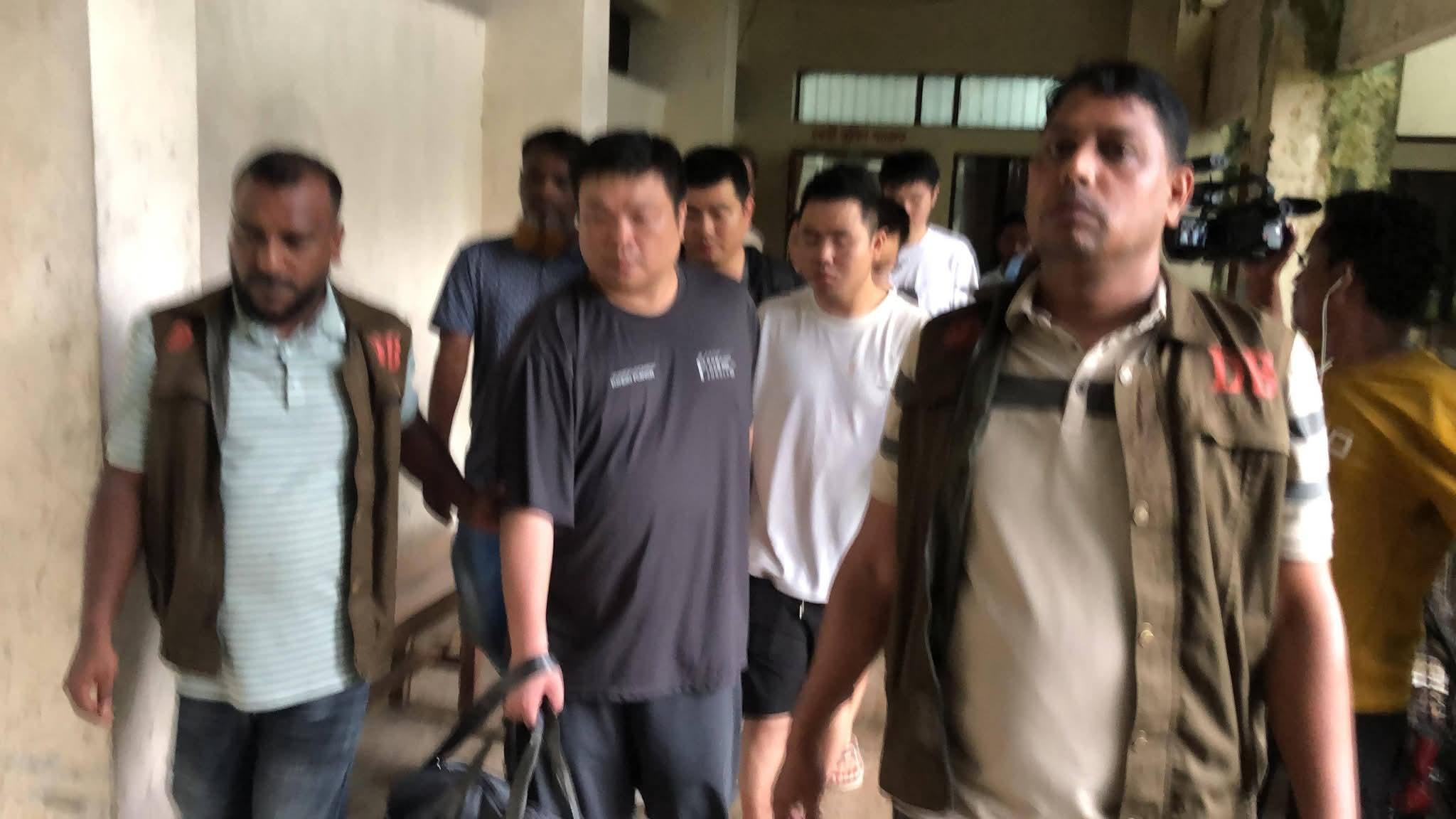 ২ হাজার আইফোনসহ ৬ চীনা নাগরিক গ্রেপ্তার, অনলাইন জুয়া-প্রতারণার অভিযোগ