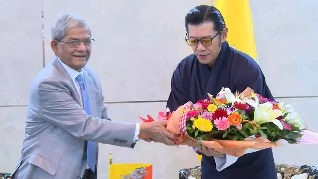 ঢাকায় যাত্রাবিরতিতে ভুটানের রাজা, বিমানবন্দরে স্বাগত জানালেন রাষ্ট্রপতি