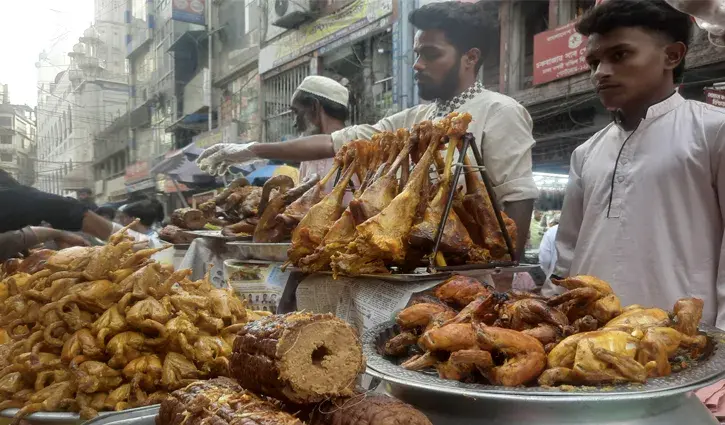 প্রথম দিনেই জমজমাট চকবাজারে ইফতারির বাজার
