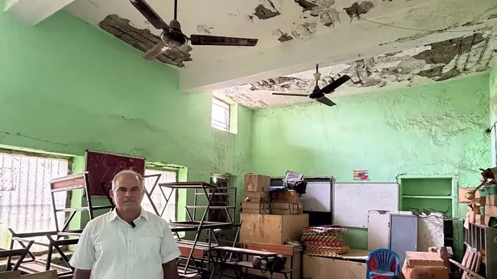 ‘স্কুল ঠিক করো’ আন্দোলনে ককরোচ জনতা পার্টি