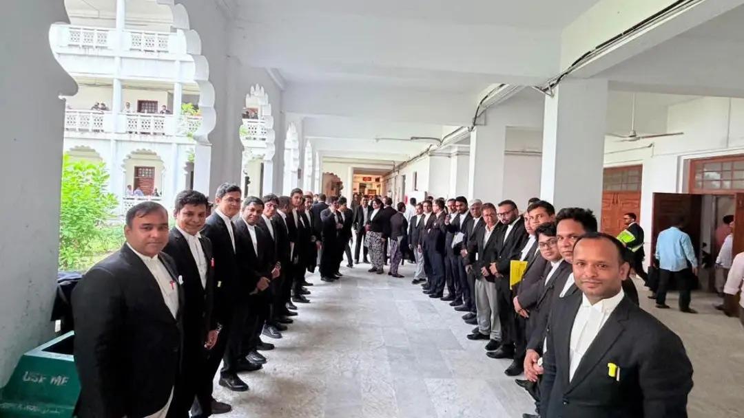 ৭ জনের ফাঁসির রায়ের পর সুপ্রিম কোর্টে আওয়ামীপন্থি আইনজীবীদের নীরব প্রতিবাদ