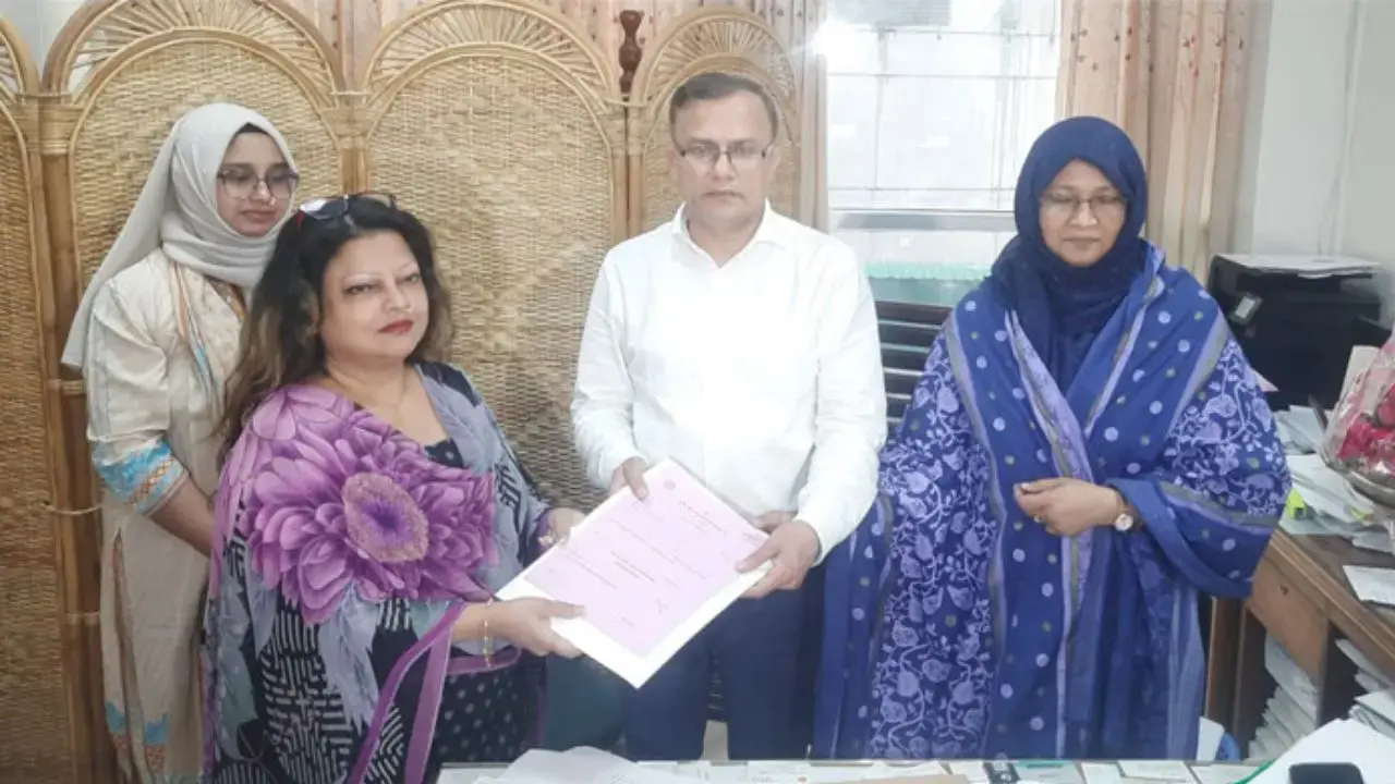 সংরক্ষিত নারী আসন : মনোনয়নপত্র নিলেন মাহবুব তালুকদারের মেয়ে আইরীন