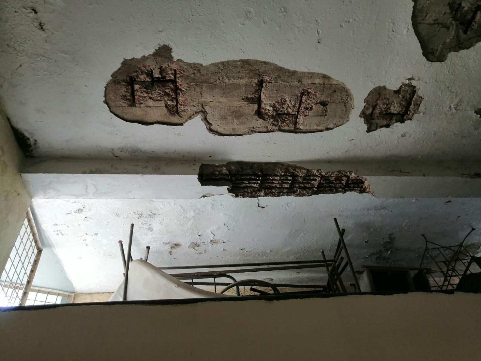 বদলগাছী স্বাস্থ্য কমপ্লেক্সে ছাদে ফাটল, খসে পড়ছে পলেস্তারা।