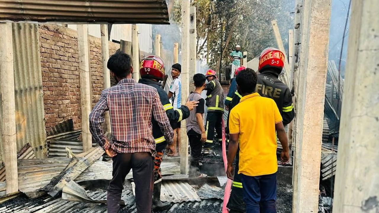ইফতারের আগে সোনারগাঁয়ে আগুনে পুড়ে ছাই ১৮ পরিবারের বসতঘর