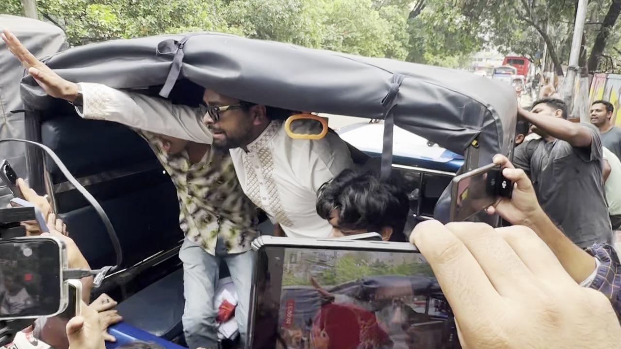 রবীন্দ্রনাথের গ্রাফিতি মুছতে গিয়ে জুলাইযোদ্ধা  আয়াস আটক