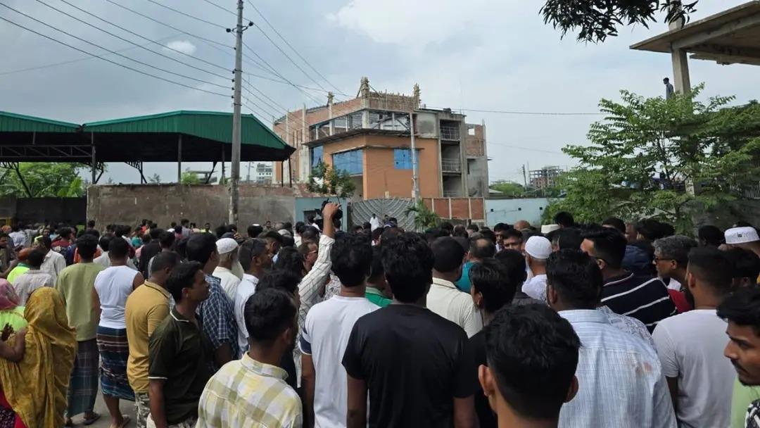 উত্তরখানে পরিচ্ছন্নতাকর্মী ও এলাকাবাসীর সংঘর্ষ, ডিএনসিসি প্রশাসককে ঘিরেও হামলার অভিযোগ