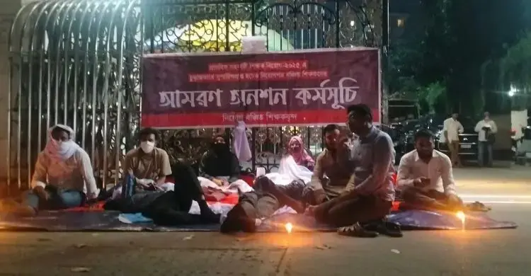 রাতেও প্রাথমিক শিক্ষা অধিদপ্তরের সামনে অনশনে নিয়োগবঞ্চিত ৮৩ প্রার্থী