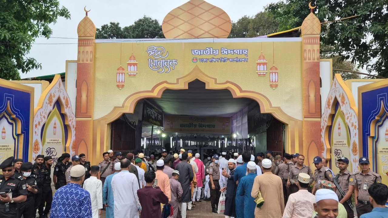 ধর্মীয় ভাবগাম্ভীর্য ও আনন্দময় পরিবেশে ঈদ উদযাপিত