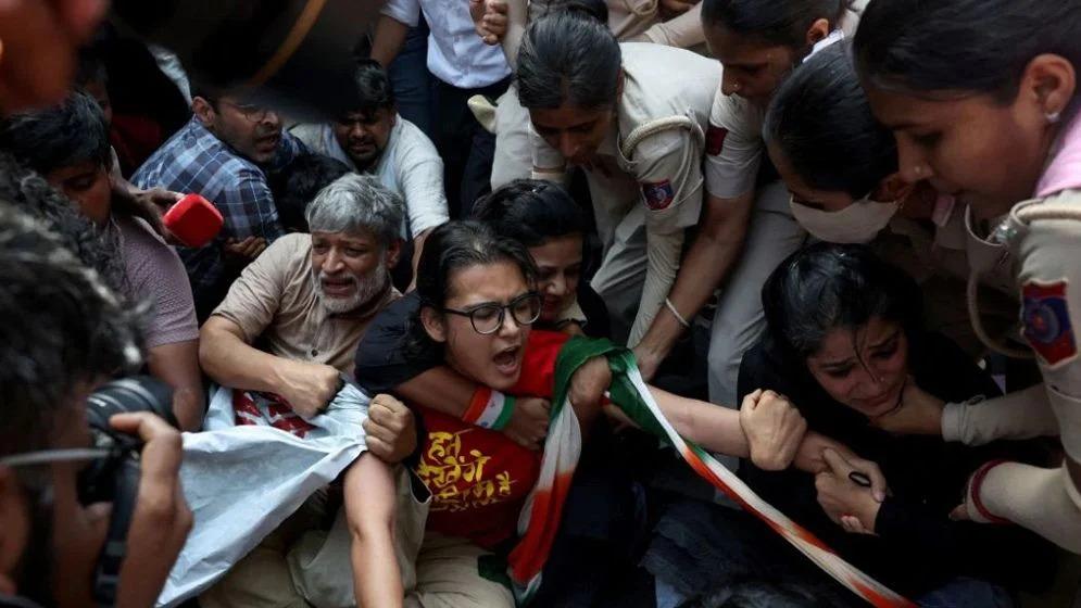 দিল্লিতে পুলিশের ভ্যানে নারীদের মারধর ও যৌন নির্যাতনের অভিযোগ