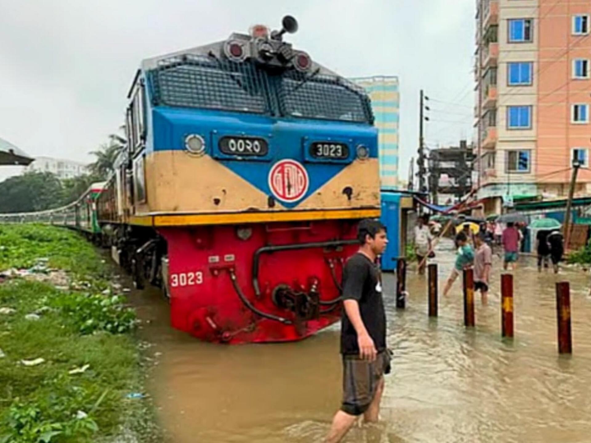 অবশেষে পাঁচদিন পর চট্টগ্রাম -কক্সবাজার রুটে ট্রেন চলাচল শুরু