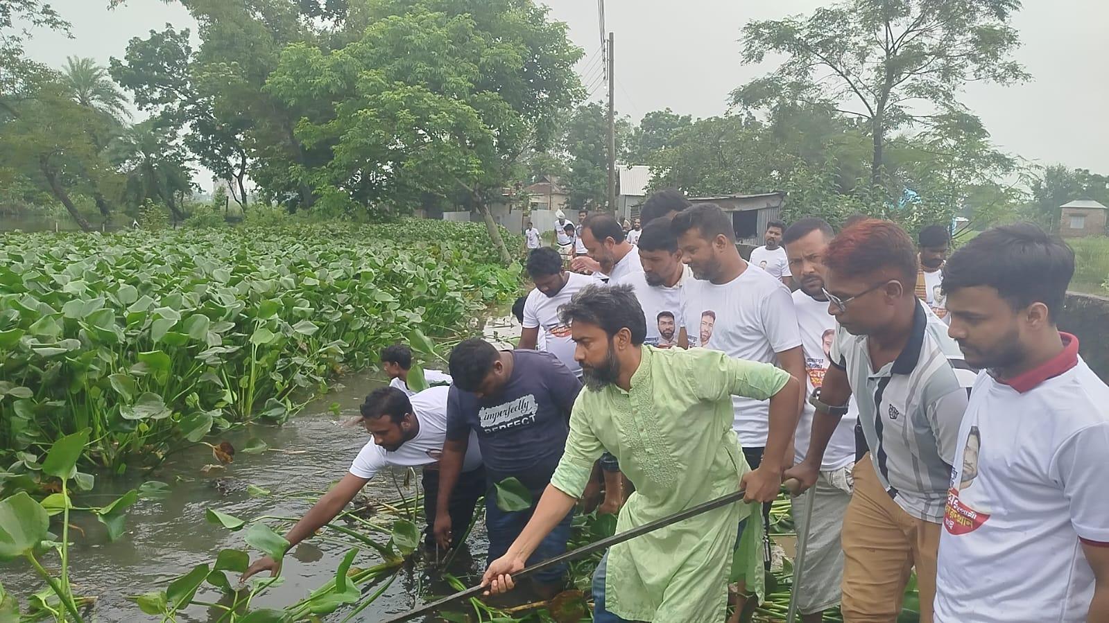 জামালপুরে যুবদল নেতার নেতৃত্বে খাল পরিষ্কার অভিযান কর্মসূচী