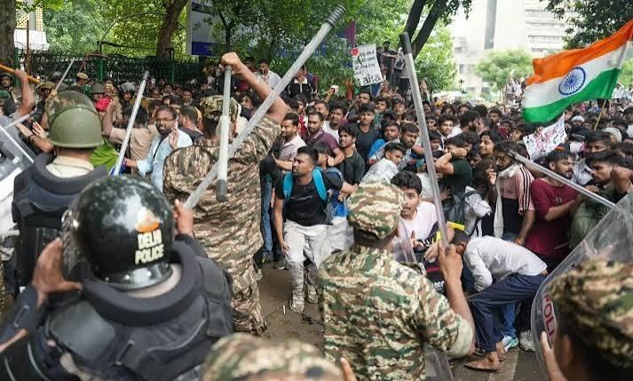 ককরোচ জনতা পার্টির সংসদ অভিমুখী মার্চে পুলিশের লাঠিপেটা