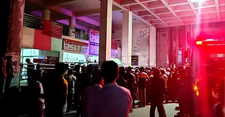 ময়মনসিংহ মেডিকেলে আগুনের পর চার মৃত্যু, পদদলিত হওয়ার তথ্য নাকচ প্রশাসনের