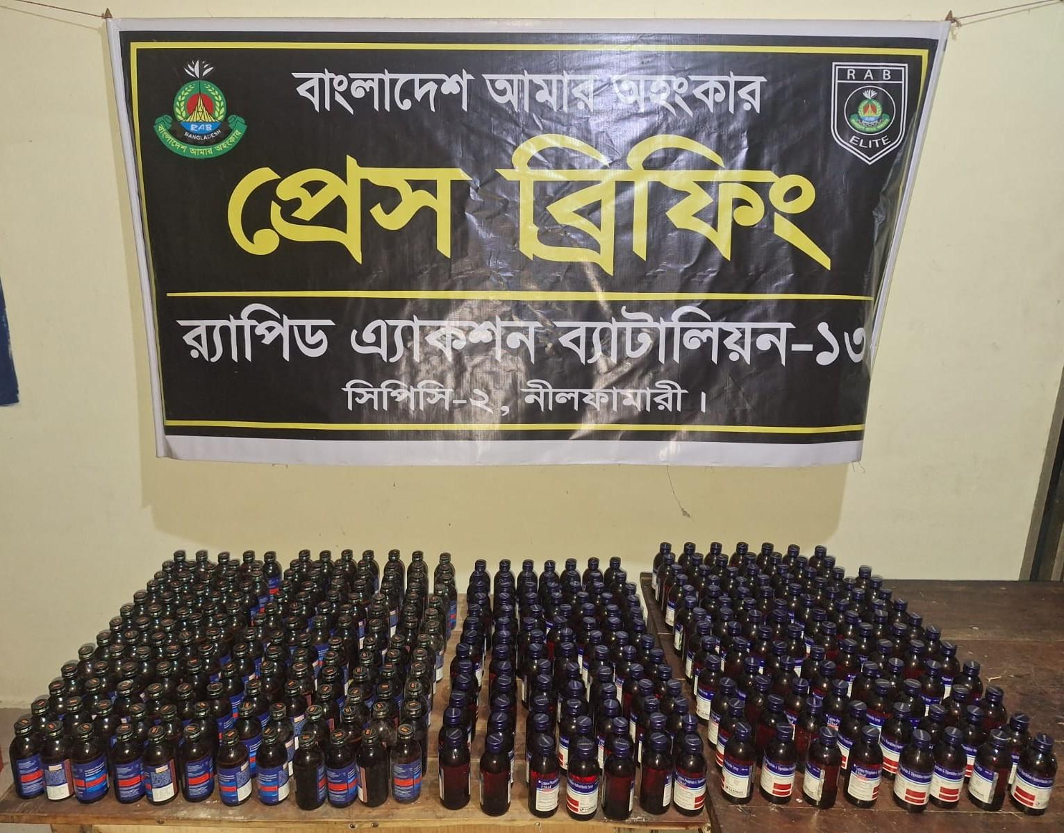 লালমনিরহাটের হাতীবান্ধায় র‍্যাবের অভিযানে ৩৪৯ বোতল মাদক উদ্ধার