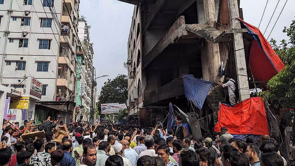 মিরপুরে সংঘর্ষের নেপথ্যে আগুন, ডিএনসিসির দাবি ‘পরিকল্পিত হামলা’